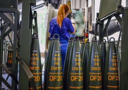 Rheinmetall AG produce proyectiles de artillería de 155 mm en Unterluess, Alemania.