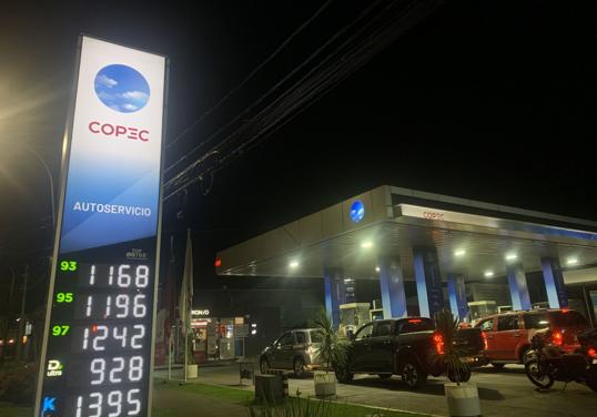 Fotografía que muestra precios de combustible en una estación de gasolina este lunes, en Santiago de Chile