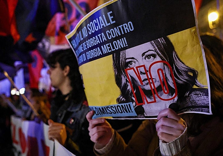 Partidarios del «No» celebran en las calles la derrota de Giorgia Meloni.