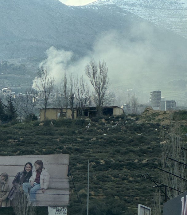 Una columna de humo, fruto de un bombardeo israelí en el valle del Becá (Líbano).