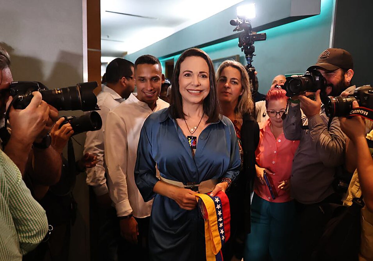 María Corina Machado, acompañada por algunos de sus colaboradores de Vente Venezuela.