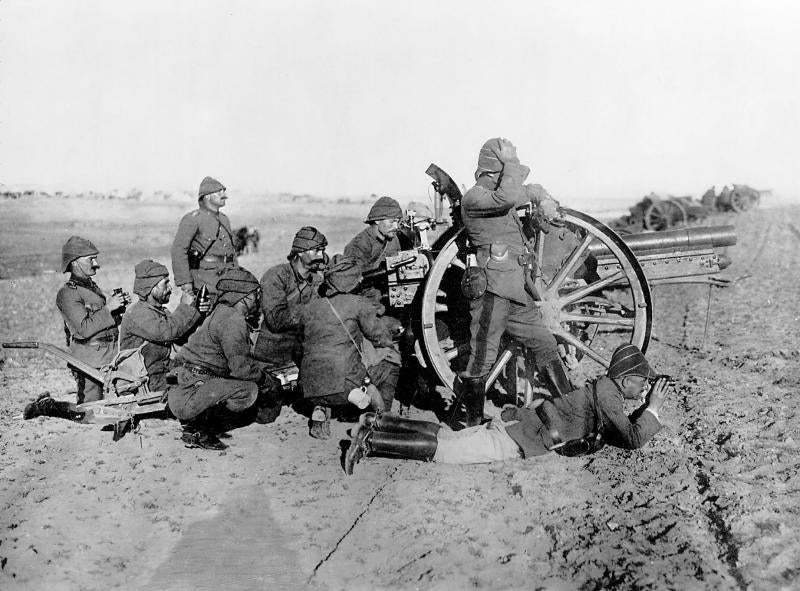 Imagen secundaria 1 - La campaña en los Dardanelos. En la primera foto, el buque británico 'Louis', hundido por los turcos. En la segunda, la artillería turca en un combate. En la última, marines británicos tras el desembarco