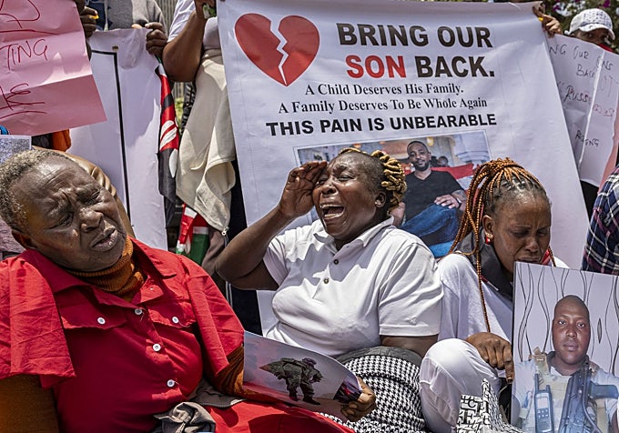 Familiares de jóvenes engañados para combatir por Rusia en la guerra de Ucrania reclaman su regreso ante el Parlamento en Nairobi.