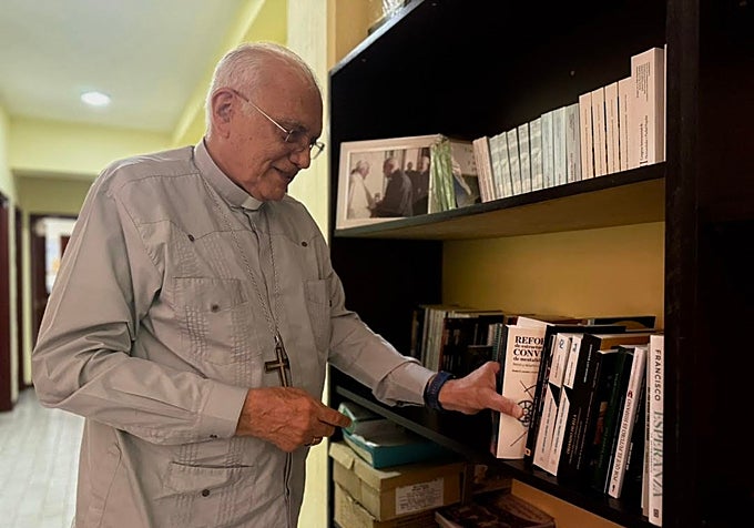 Porras frente a una fracción de su biblioteca. Sus 30.000 volúmenes se quedaron en Mérida, la ciudad andina donde fue arzobispo durante casi cuatro décadas