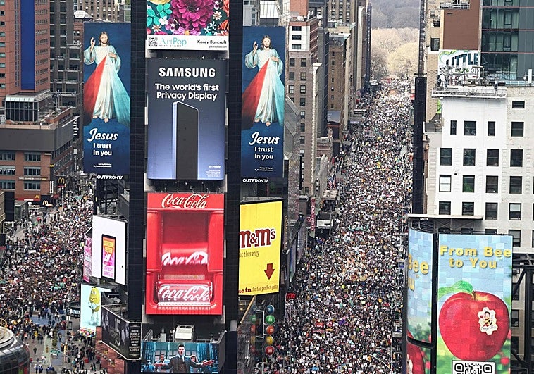 Multitudinaria, la manifestación de Nueva York inunda las calles adyacentes a Times Square.