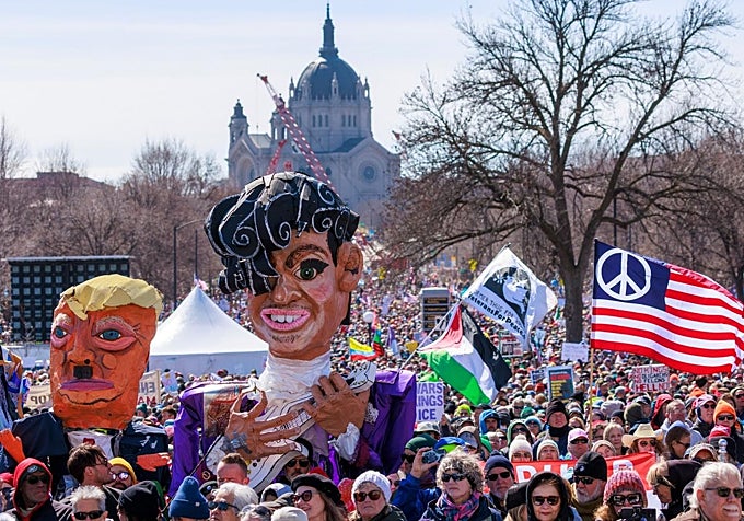 Una de las marchas más masivas ha sido en Saint Paul, capital de Minnesota, por las redadas masivas contra inmigrantes de enero en Mineápolis.