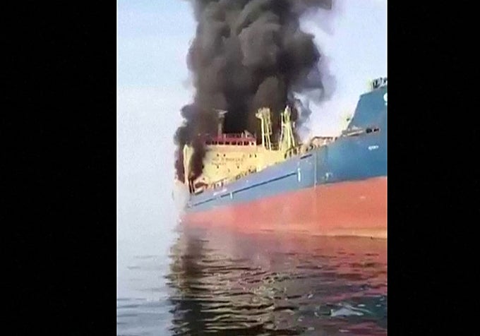 Esta captura de vídeo, el pasado 1 de marzo de 2026, muestra al petrolero Skylight, envuelto en llamas en Omán.