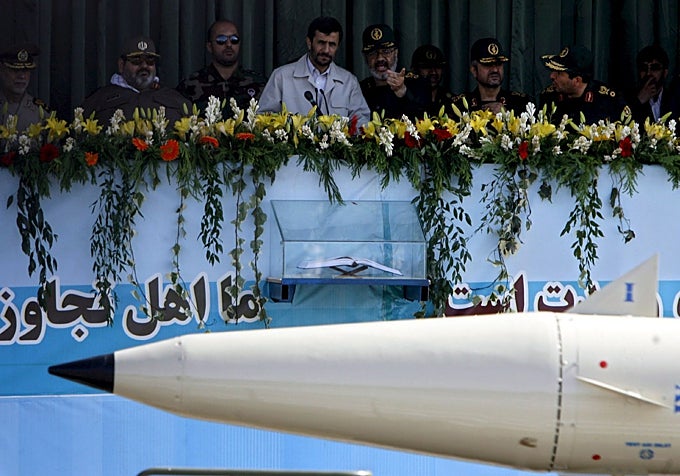 El presidente iraní Mahmud Ahmadineyad, durante un desfile militar que evocó la invasión de Irak en 1980.