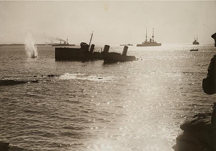 Imagen principal - La campaña en los Dardanelos. En la primera foto, el buque británico 'Louis', hundido por los turcos. En la segunda, la artillería turca en un combate. En la última, marines británicos tras el desembarco