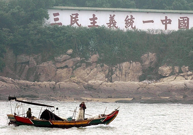 Un barco pasa frente a la isla de Dadan, al este de estrecho de Taiwán, a unos 15 km de la península china.