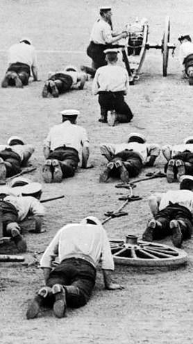 Imagen secundaria 2 - La campaña en los Dardanelos. En la primera foto, el buque británico 'Louis', hundido por los turcos. En la segunda, la artillería turca en un combate. En la última, marines británicos tras el desembarco
