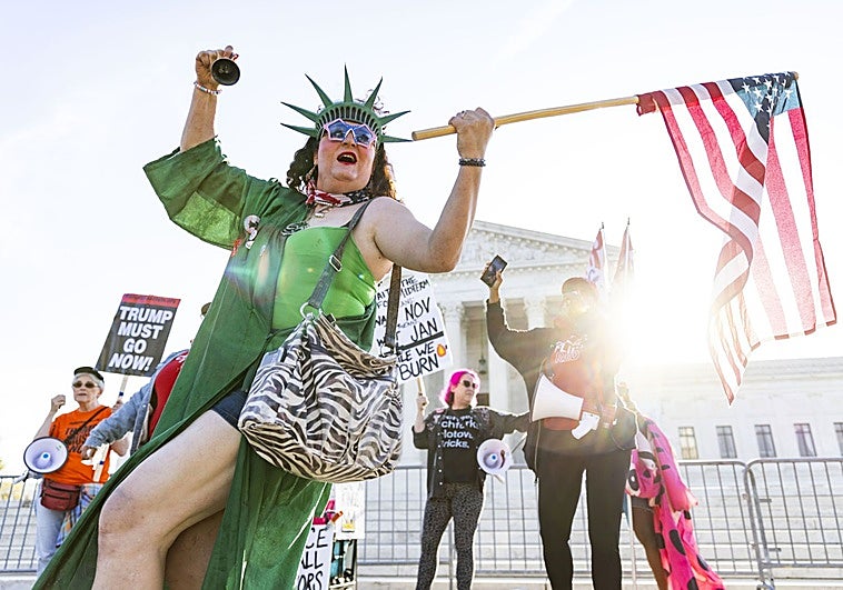 Trump presiona con su presencia en el Supremo para anular la ciudadanía por nacimiento en EE.UU.