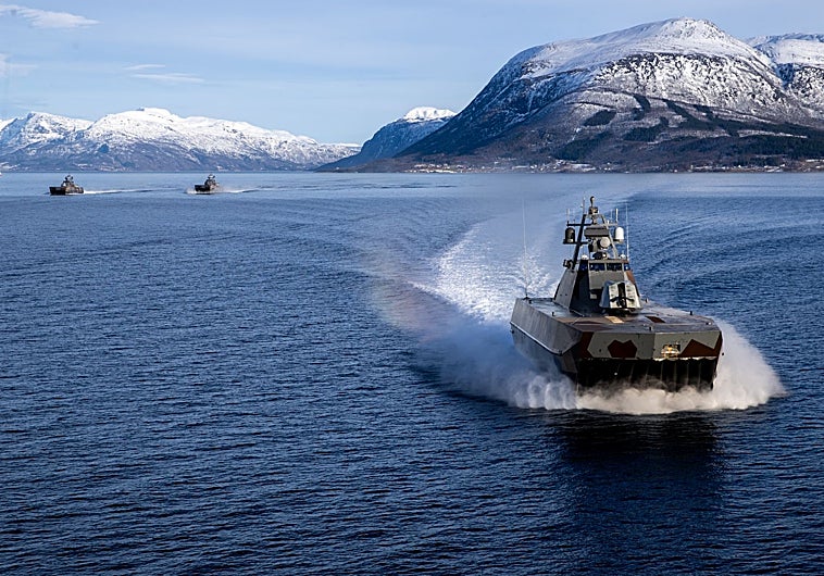 Imagen principal - El Ejército noruego participa en las maniobras 'Cold Response'. En las fotos, la corbeta más rápida del mundo; un F-35 recién aterrizado en la base de Evenes y un soldado noruego conduciendo una moto de nieve.