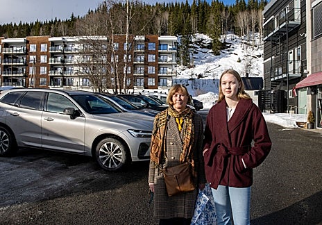 Imagen secundaria 1 - La vida cotidiana en mitad de las maniobras. Arriba, calle de Narvik. Abajo, Emma y Paula, dos vecinas de Bardufuss. En la última, una de los ejercicios de las maniobras con la evacuación de civiles.