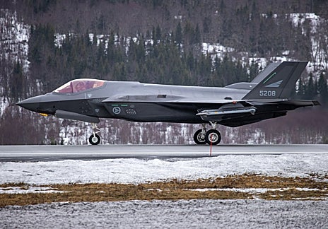 Imagen secundaria 1 - El Ejército noruego participa en las maniobras 'Cold Response'. En las fotos, la corbeta más rápida del mundo; un F-35 recién aterrizado en la base de Evenes y un soldado noruego conduciendo una moto de nieve.