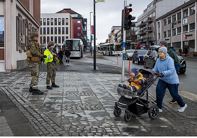 Imagen principal - La vida cotidiana en mitad de las maniobras. Arriba, calle de Narvik. Abajo, Emma y Paula, dos vecinas de Bardufuss. En la última, una de los ejercicios de las maniobras con la evacuación de civiles.