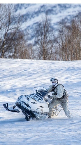 Imagen secundaria 2 - El Ejército noruego participa en las maniobras 'Cold Response'. En las fotos, la corbeta más rápida del mundo; un F-35 recién aterrizado en la base de Evenes y un soldado noruego conduciendo una moto de nieve.