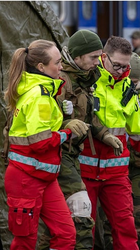 Imagen secundaria 2 - La vida cotidiana en mitad de las maniobras. Arriba, calle de Narvik. Abajo, Emma y Paula, dos vecinas de Bardufuss. En la última, una de los ejercicios de las maniobras con la evacuación de civiles.