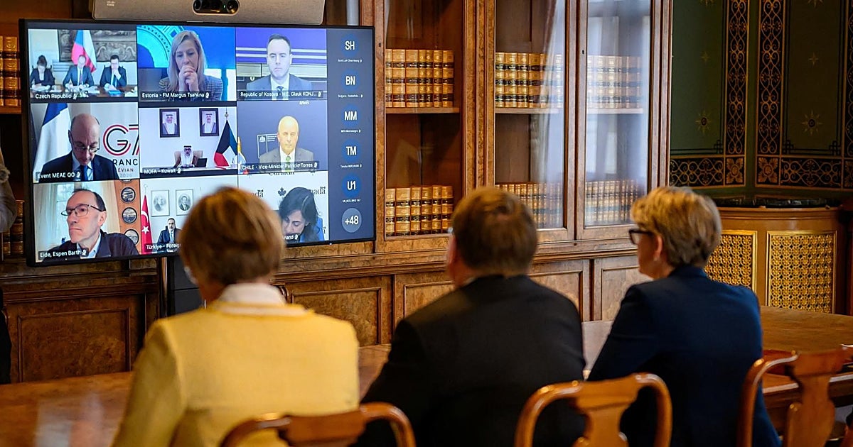 El Reino Unido reúne a más de 40 países para reabrir Ormuz y acusa a Irán de «secuestrar una ruta marítima internacional»