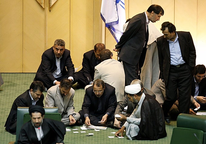 Septiembre de 2009: legisladores iraníes cuentan los votos para la lista al gabinete propuesta por el presidente Mahmoud Ahmadineyad, en Teherán.