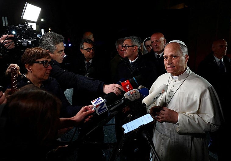 El Pontífice atendiendo a la prensa en El Vaticano, este martes