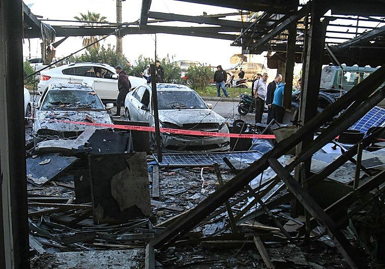 Daños tras un ataque aéreo israelí durante la noche en Sidón, al sur del Líbano.