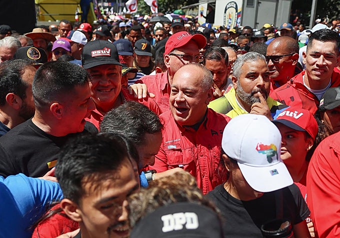 Diosdado Cabello, en el centro, este jueves en la concentración chavista