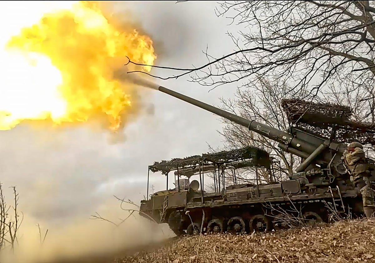Un tanque ruso realiza disparos desde algún lugar de Ucrania