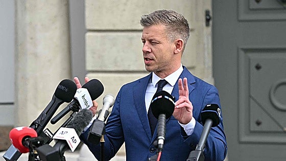 El recién elegido primer ministro de Hungría, atiende a los medios.