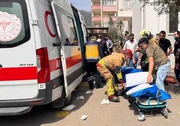 Los servicios de emergencias, a las afuertas de la escuela.