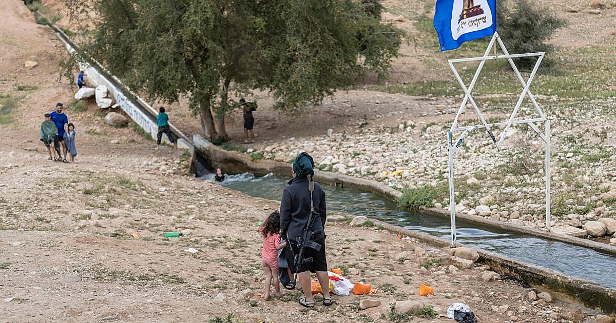 Polémica diplomática en Italia por una portada de 'L'Espresso' con un colono israelí y una mujer palestina