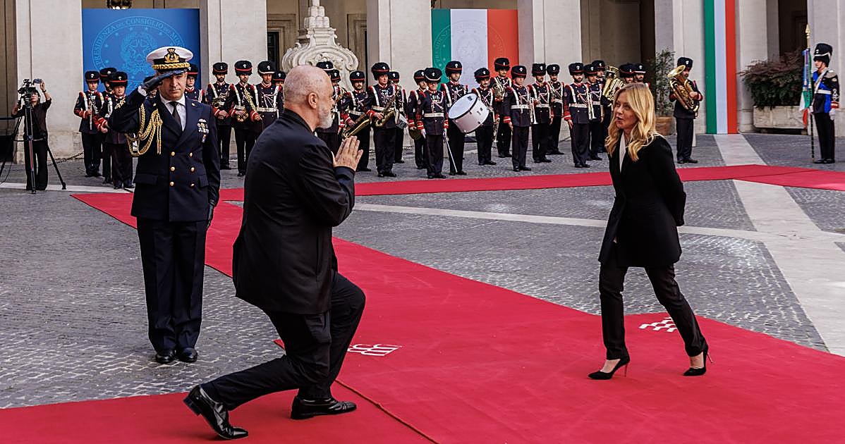 El primer ministro de Albania se arrodilla de nuevo ante Meloni