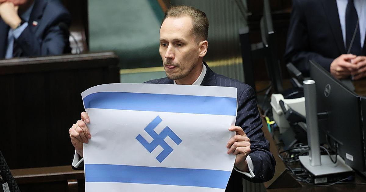 El Centro Judío de Auschwitz denuncia ante la fiscalía polaca al diputado que sacó una bandera israelí con la esvástica nazi