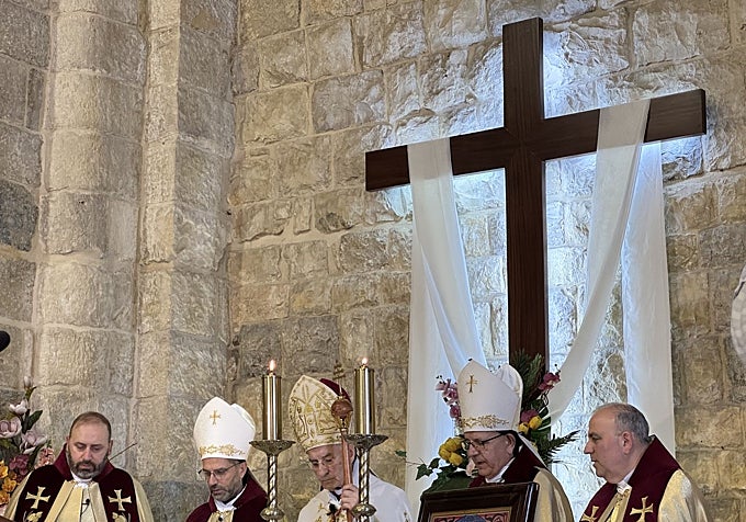 El patriarca maronita, Bechara Boutros Rai (en el centro), oficia una misa en Jezzine.