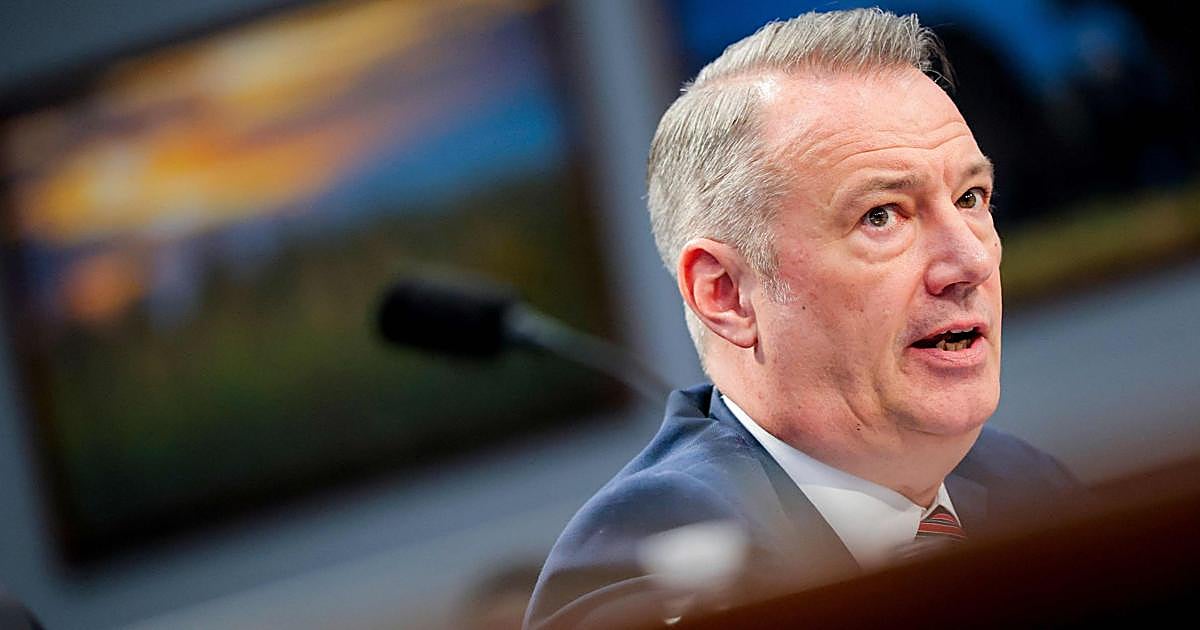 Renuncia a su cargo el jefe interino del ICE y supervisor del plan de deportación masiva de Trump