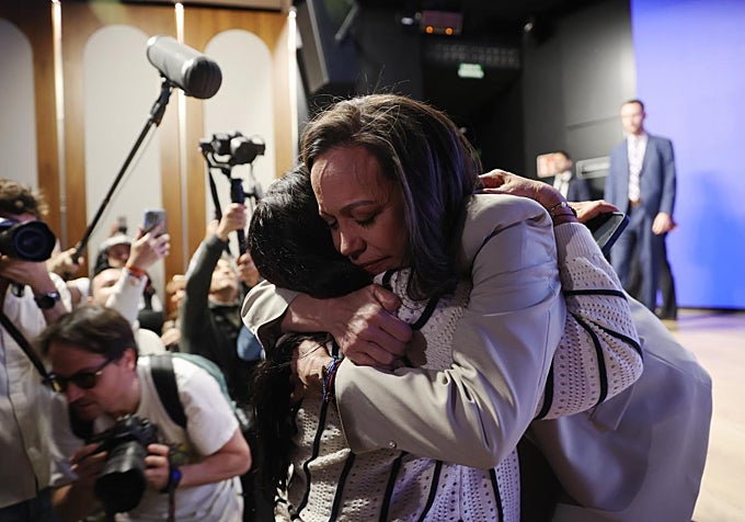 Machado abraza a Carolina Ramos, hispanovenezolana que forma parte de su equipo y fue encarcelada por el régimen chavista en el Helicoide