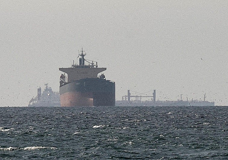 Cargueros en el Golfo, cerca del estrecho de Ormuz