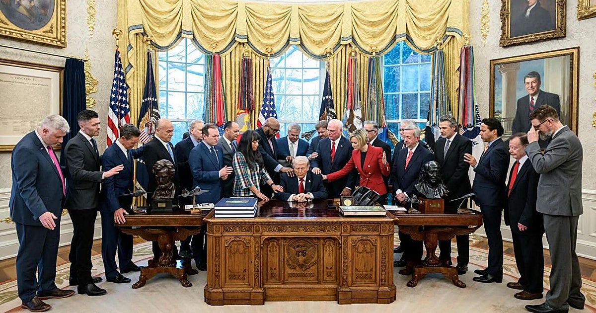 Presidente, Mesías y contra el Papa: Trump se la juega con los católicos