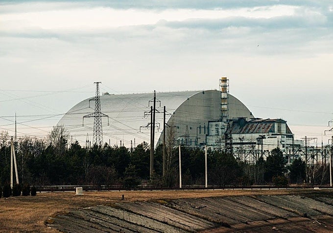 El reactor siniestrado de Chernóbil ha sido cubierto con un sarcófago para impedir que salga la radiación.