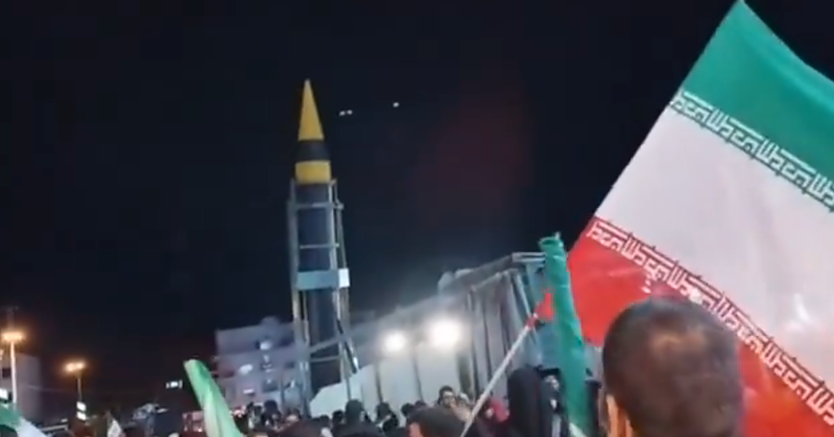 Irán exhibe poderío mostrando un misíl balístico a sus habitantes en mitad de la tensión creciente en las negociaciones con EE.UU.