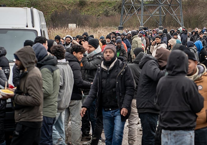 Migrantes procedentes de Somalia, Eritrea, Sudán, Irán, Afganistán y otros países en un descampado cerca de la ciudad de Grande-Synthe en la región Norte-Paso de Calais de Francia