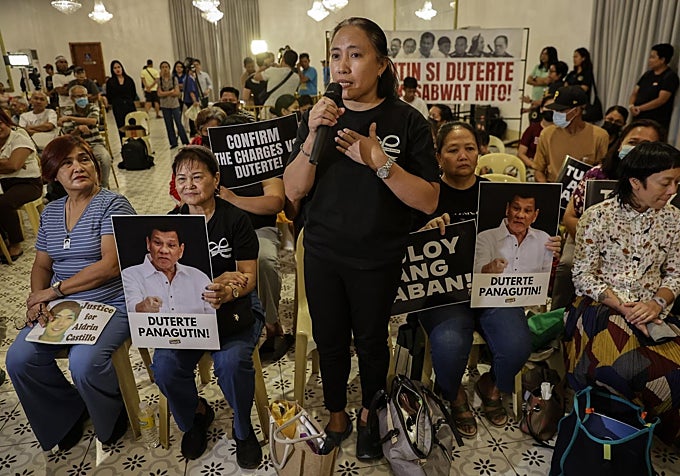 Familiares de las víctimas hacen campaña en Filipinas para que el expresidente Duterte sea juzgado por el TPI