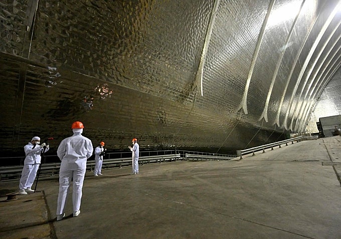 El interior del sarcófago de Chernóbil, construido para impedir que salga la radiación del reactor siniestrado.
