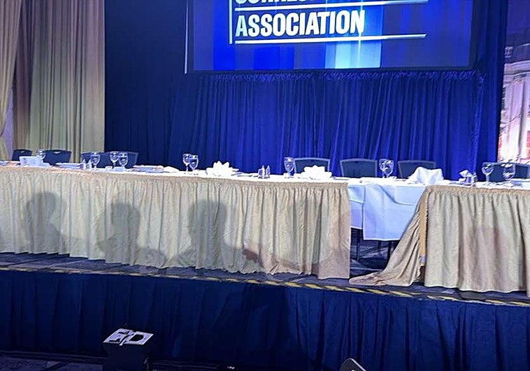 La mesa presidencial, tras la evacuación del presidente