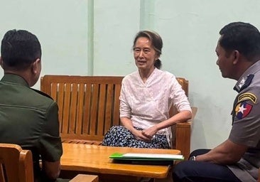 La junta militar birmana traslada a la Nobel de la Paz Aung San Suu Kyi de la cárcel a arresto domiciliario