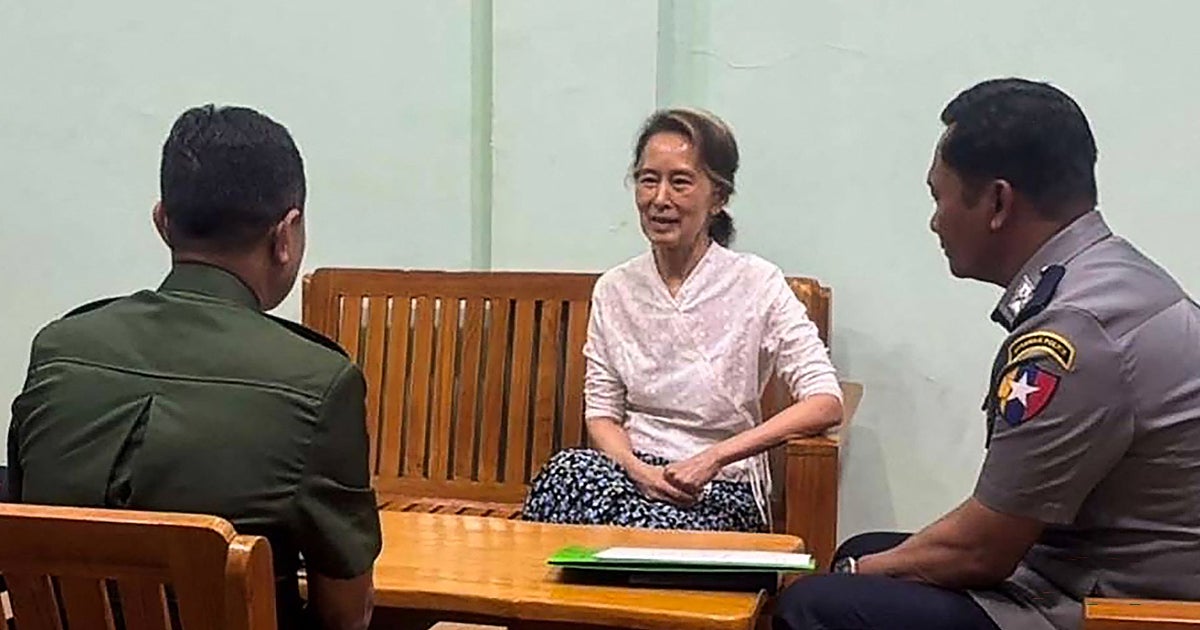 La junta militar birmana traslada a la Premio Nobel de la Paz Aung San Suu Kyi a arresto domiciliario