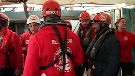Llegan a Creta los activistas rescatados por Open Arms y que habían quedado a la deriva tras el asalto israelí