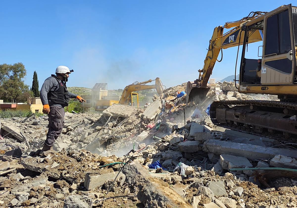 Los equipos de rescate retiran los escombros de los edificios destruidos en la ciudad libanesa de Habboush, tras los ataques israelíes.