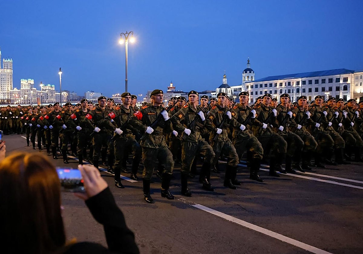 Zelenski le toma la palabra a Putin: tregua de 24 horas y desafío frente al desfile del 9 de mayo
