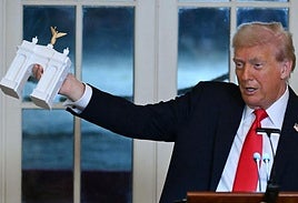 Arcos triunfales, salones dorados y piscinas azules: Trump remodela Washington a su imagen